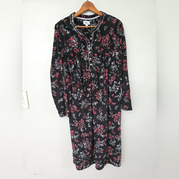 WOMENS NIGHTGOWN SIZE MEDIUM (8-10) LONG FLEECE WINTER BLACK FLORAL ARIA HOLIDAY - Picture 1 of 10